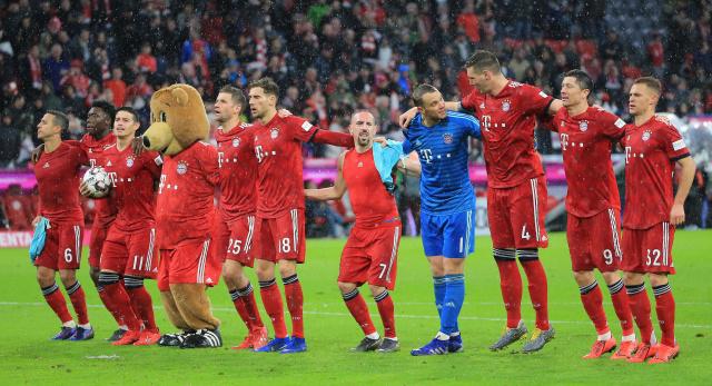 庆祝波兰独立日，莱万将纽约帝国大厦点亮为白红色